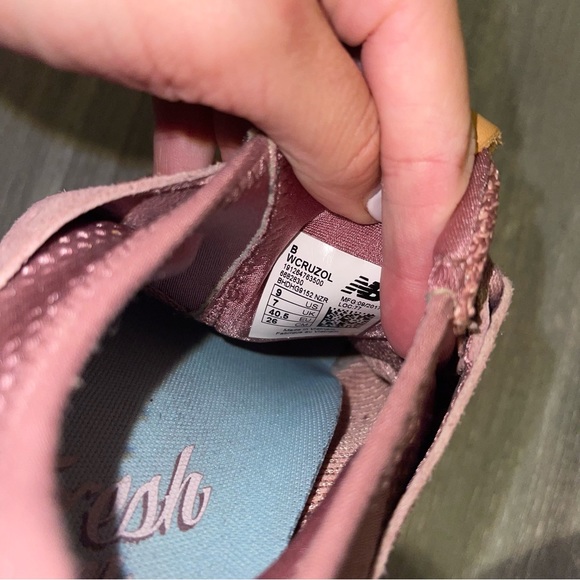 New Balance Shoes - Picture 4 of 5